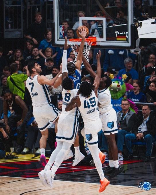 开云体验-世界名画，魔术后卫布莱克潇洒上演以一扣四，灰熊球员望尘莫及