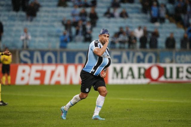 开云体验-艾克森替补登场梅开二度 助格雷米奥5比1大胜对手